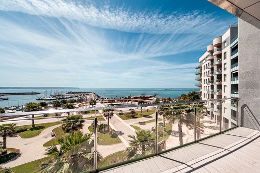 Apartamento de lujo con 4 dormitorios para estrenar directamente en la playa de Portixol
