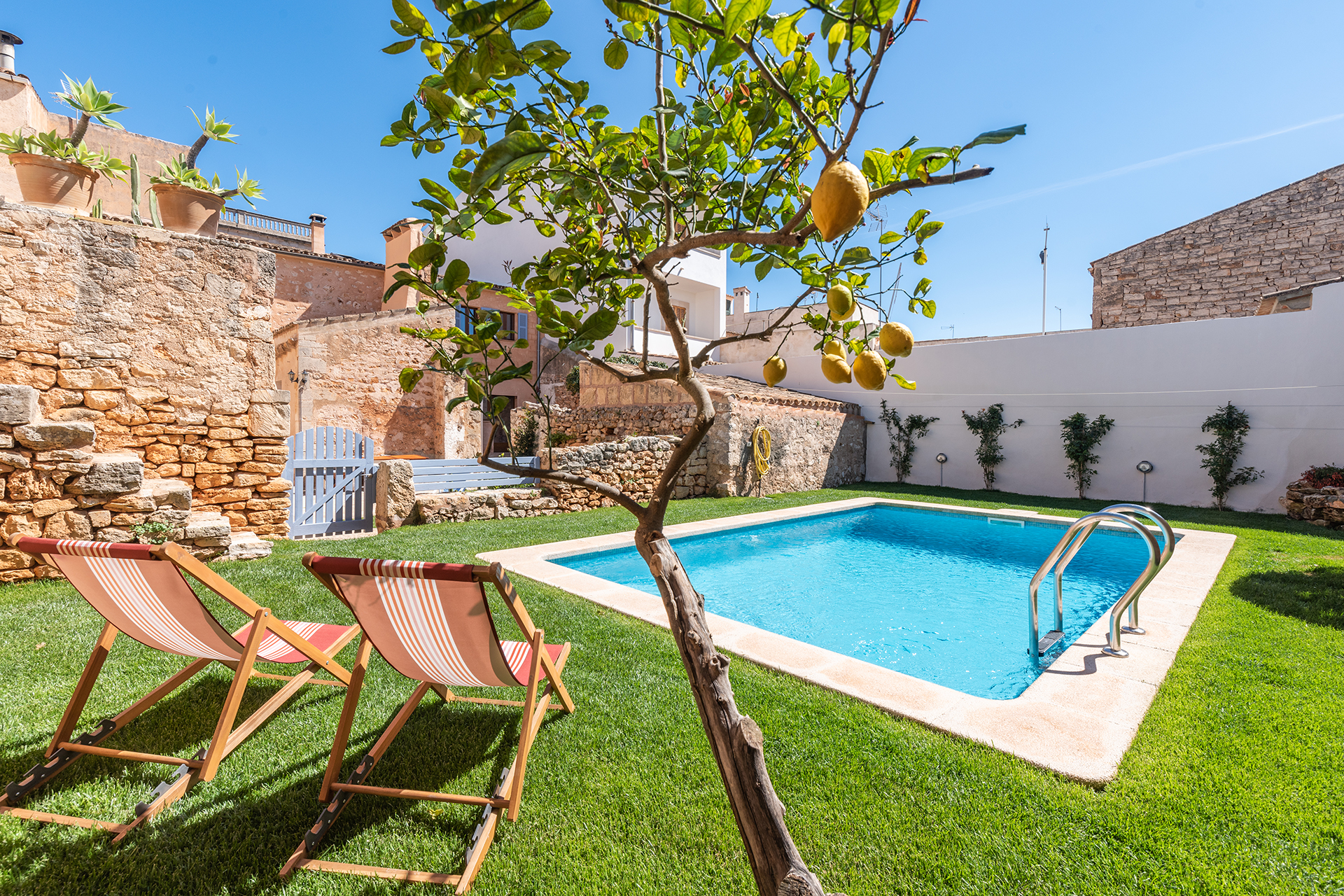 Casa adosada pasiva, tradicional y renovada, con patio y piscina en el corazón de Santanyi para alquiler temporal.