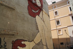 Un edificio entero como lienzo: graffiti de gran superficie cerca del teatro Xesc Forteza.