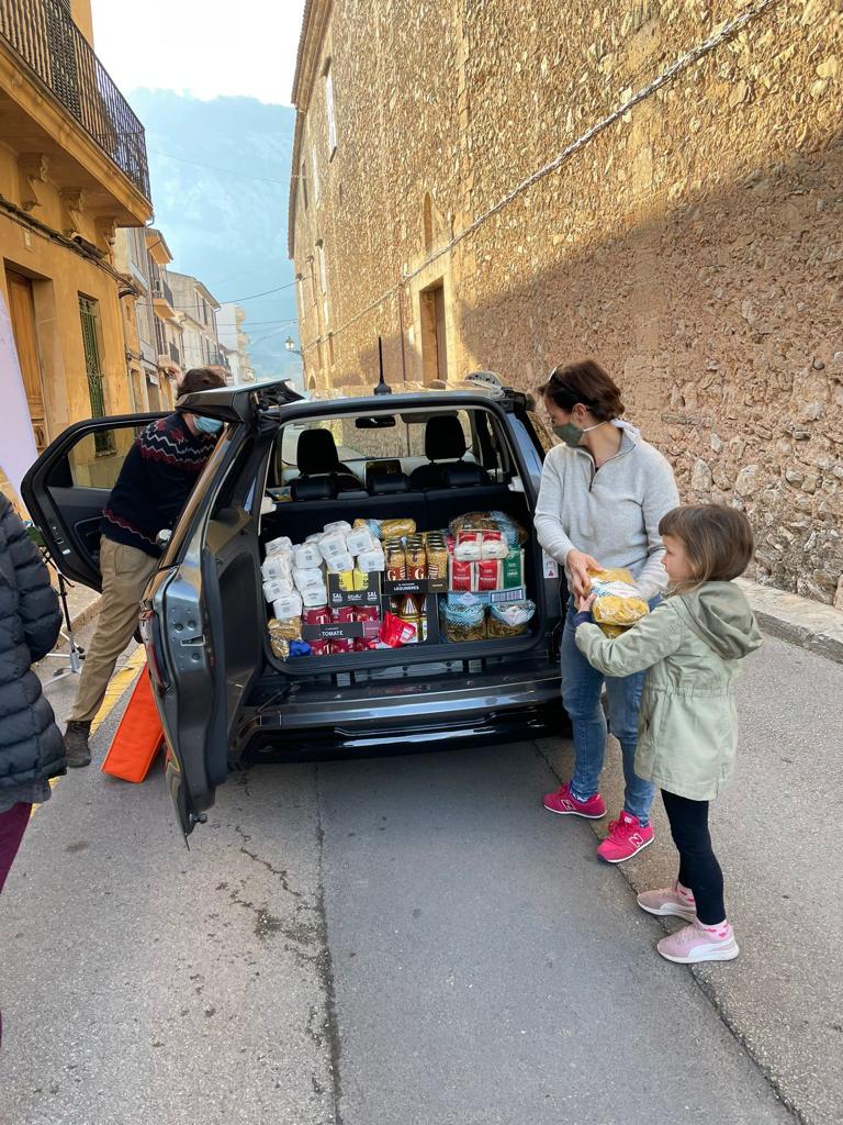 Nicky Neumann apoya activamente la distribución de alimentos de Hope Mallorca en Pollensa