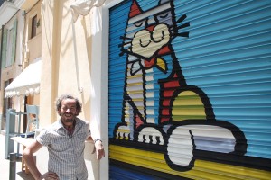 El artista callejero Manrique Durán delante de una de sus obras de la calle Can Vatlori