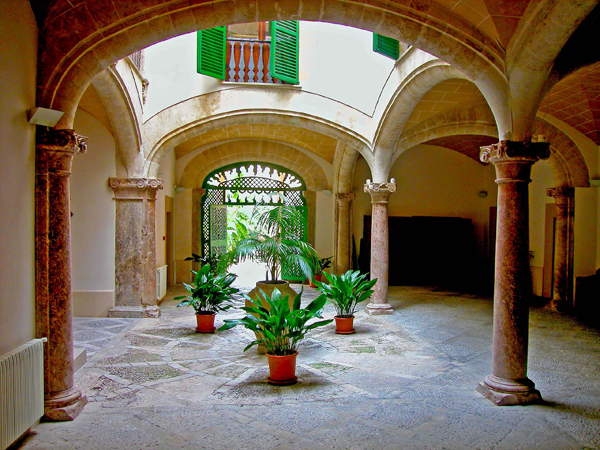 Los magníficos patios son el sello distintivo de los palacios en el casco antiguo de Palma.