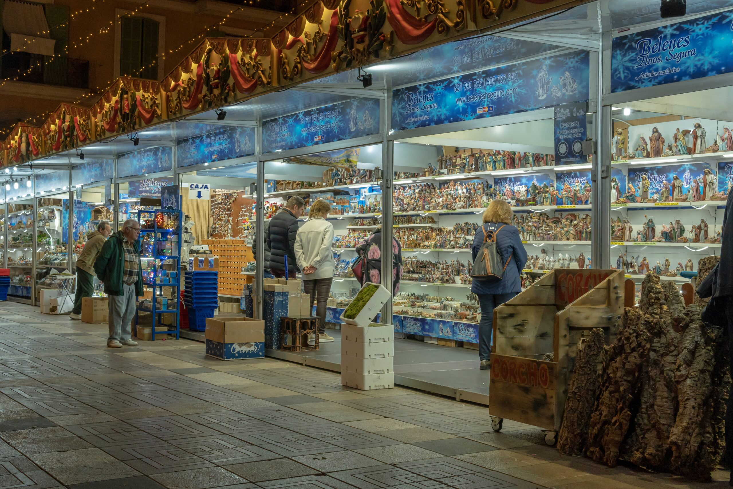 El mercado en la Plaza Mayor deslumbra con sus casetas tradicionales y su ambiente acogedor