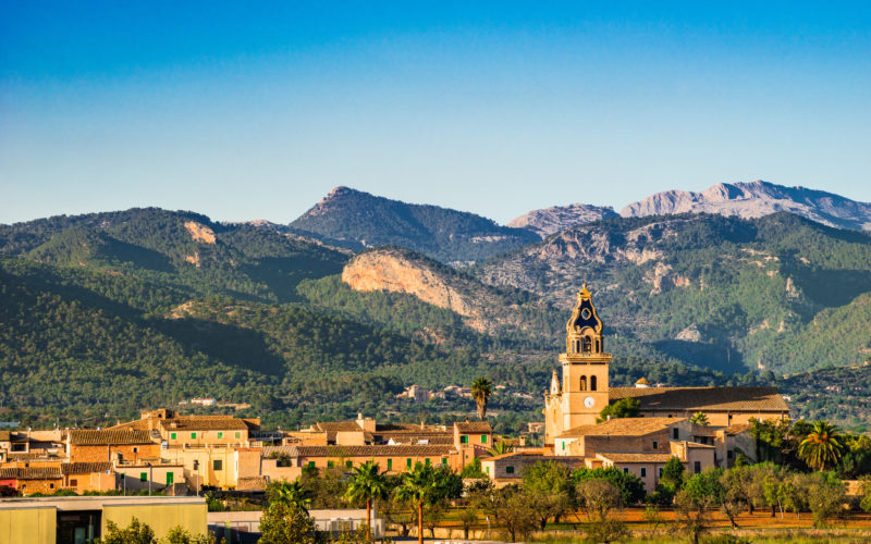 Las estribaciones de la Tramuntana, campos, viñedos y pueblos idílicos caracterizan el paisaje del centro de Mallorca. Imagen: Shutterstok