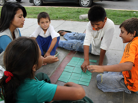 Trabajadora social Diana Trujillo Cleto jugando con los niños