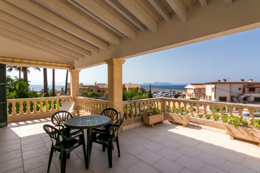 Gran terraza cubierta con vistas al puerto