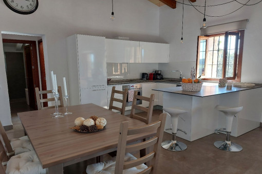 Cocina moderna con comedor