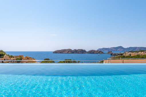 Piscina desbordante con vistas al mar