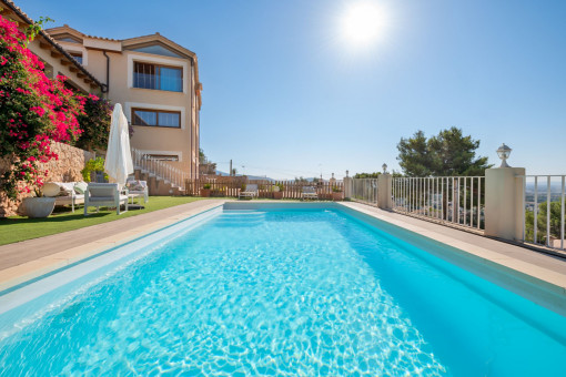 Terraza y piscina