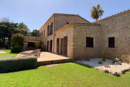 Vista lateral a la finca y jardin