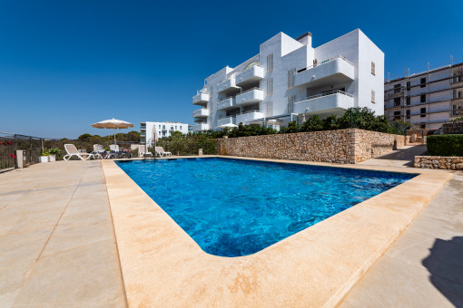 Moderno piso con gran azotea, piscina comunitaria y maravillosas vistas panorámicas hasta el puerto de Cala d'Or