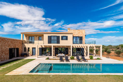 Moderna finca con piscina y vistas lejanas en los límites de Ses Salines