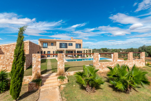 Moderna finca con piscina y vistas lejanas en los límites de Ses Salines