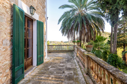 Una amplia terraza rodea la casa principal