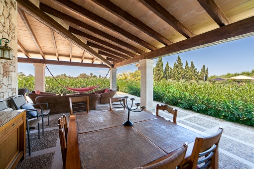 Terraza cubierta con vistas al jardín