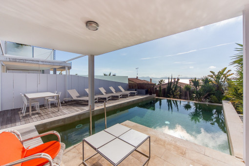 Terraza cubierta con vistas a la piscina