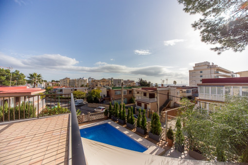 Balcón con vistas a la piscina