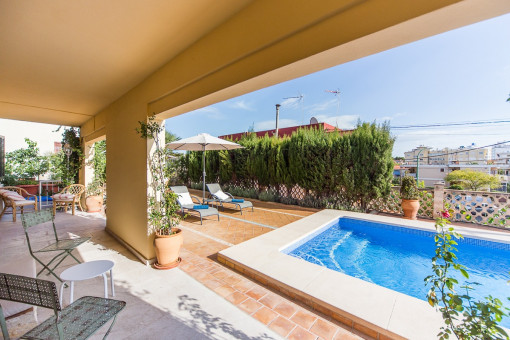 Terraza cubierta con vistas a la piscina