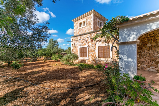 Jardín romantico con arboles frutales