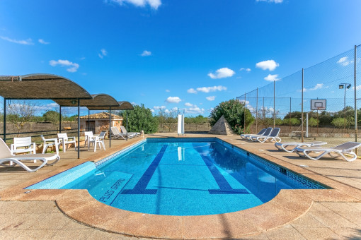 Piscina grande de agua salada con un tobogán