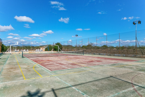 La finca tiene su propia pista de tenis y de baloncesto