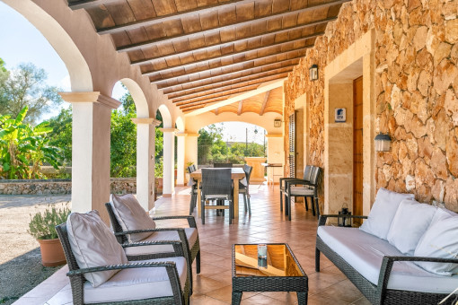 Terraza idílica y cubierta con zona de asientos