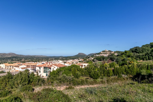 Vistas hermosas sobre las montañas y el castillo de Capdepera