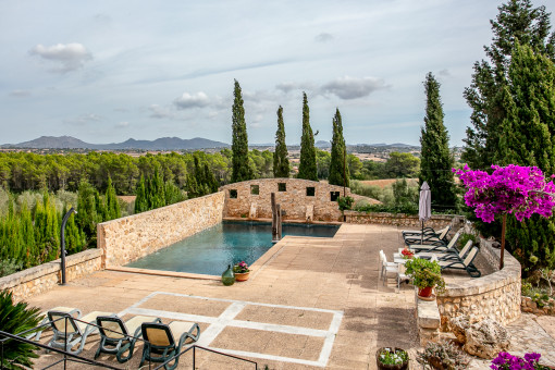 Auténtica finca mallorquina, rodeada de naturaleza, con piscina y licencia vacacional para 8 plazas en Son Mas