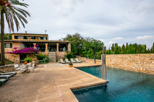 Preciosa área de terraza y piscina