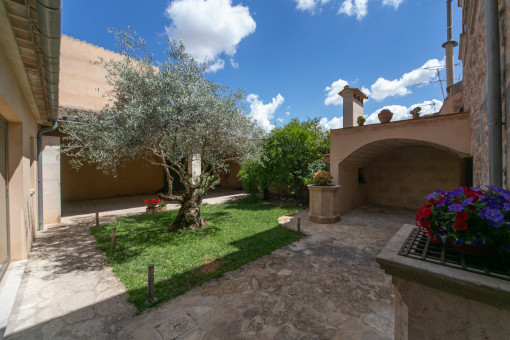 Patio con mucho encanto y jardín