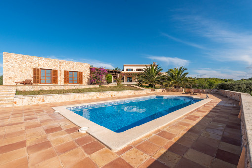 Piscina y casita de huéspedes