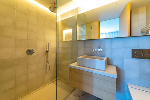 Baño en suite noble con ducha a nivel del suelo