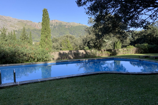 Finca renovada de piedra natural con licencia de alquiler, piscina, vistas a la montaña y privacidad en Pollensa