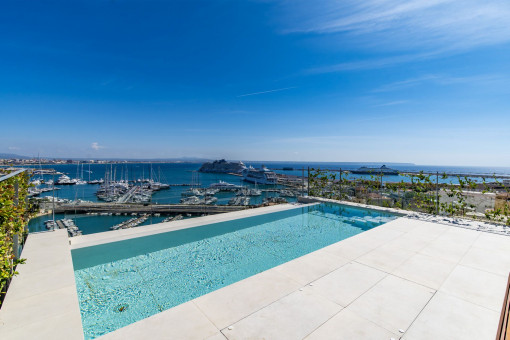 Lujoso ático con piscina privada y vistas únicas a la bahía de Palma