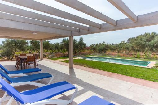 Zona de estar en la terraza con vistas a la piscina