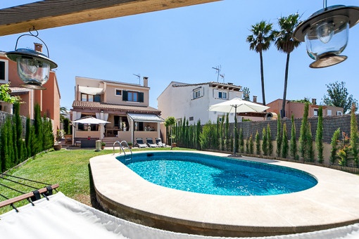 Piscina está rodeada con una terraza