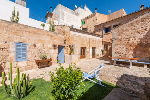 Patio con varios rincones para descansar