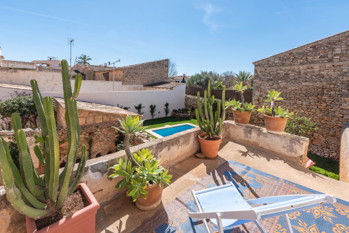 Terraza soleada con vistas a la piscina