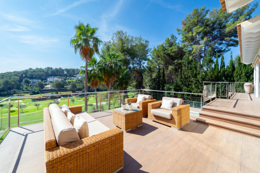 Terraza soleada con vistas al campo de golf