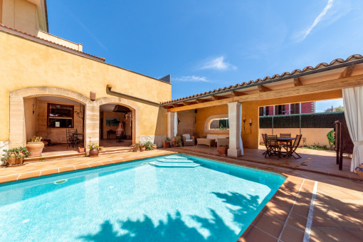 Piscina y terraza cubierta