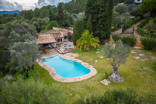 Encantadora finca de piedra en los tranquilos alrededores de Pollensa con vistas, piscina y licencia de alquiler vacacional.