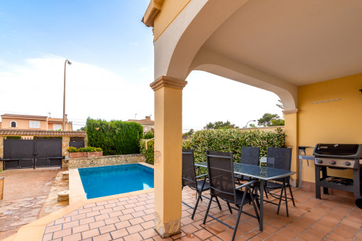 Terraza y piscina