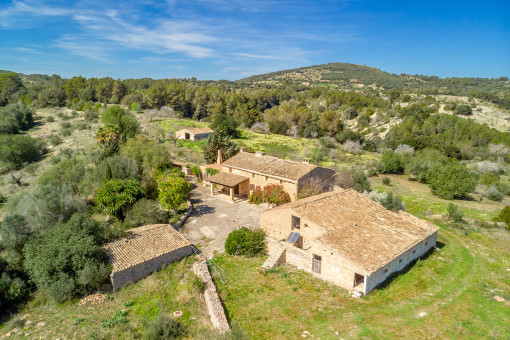 Finca única de casi 50 hectáreas con edificaciones existentes en el noreste de Mallorca