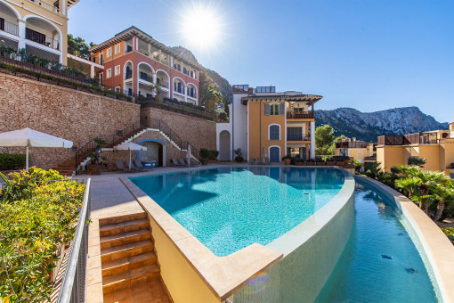 Piso con vistas al mar, terraza y piscina comunitaria en Puerto de Andratx