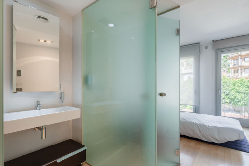 Dormitorio con baño en suite