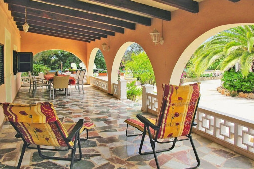 Terraza cubierta con vistas al jardín