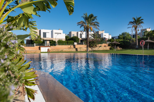 Oasis mediterráneo de bienestar - Encantadora villa con jardín privado y piscina comunitaria en Cala Murada