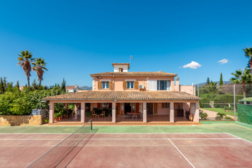 Vista a la casa y pista de tenis