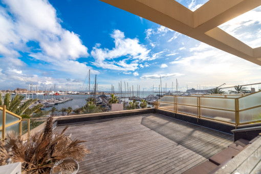 Piso con vistas al mar en el paseo marítimo de Palma con amplia terraza y 2 plazas de aparcamiento